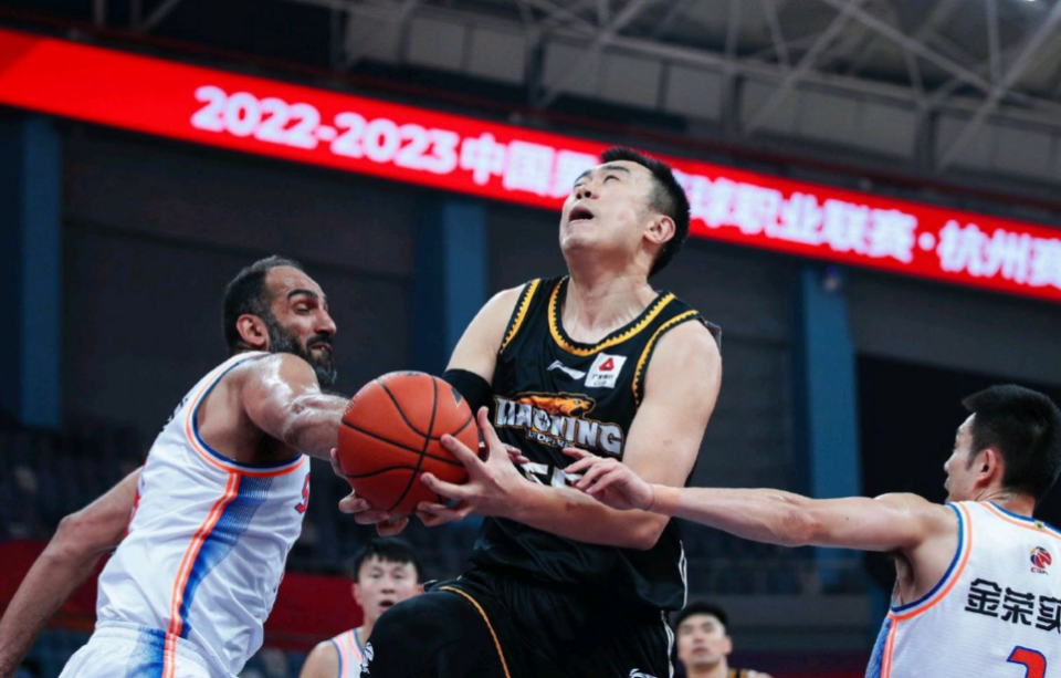 今晨印第安纳步行者调整名单以备CBA常规赛；回应争议环节打磨；质疑声仍在；心理建设被强调的简单介绍