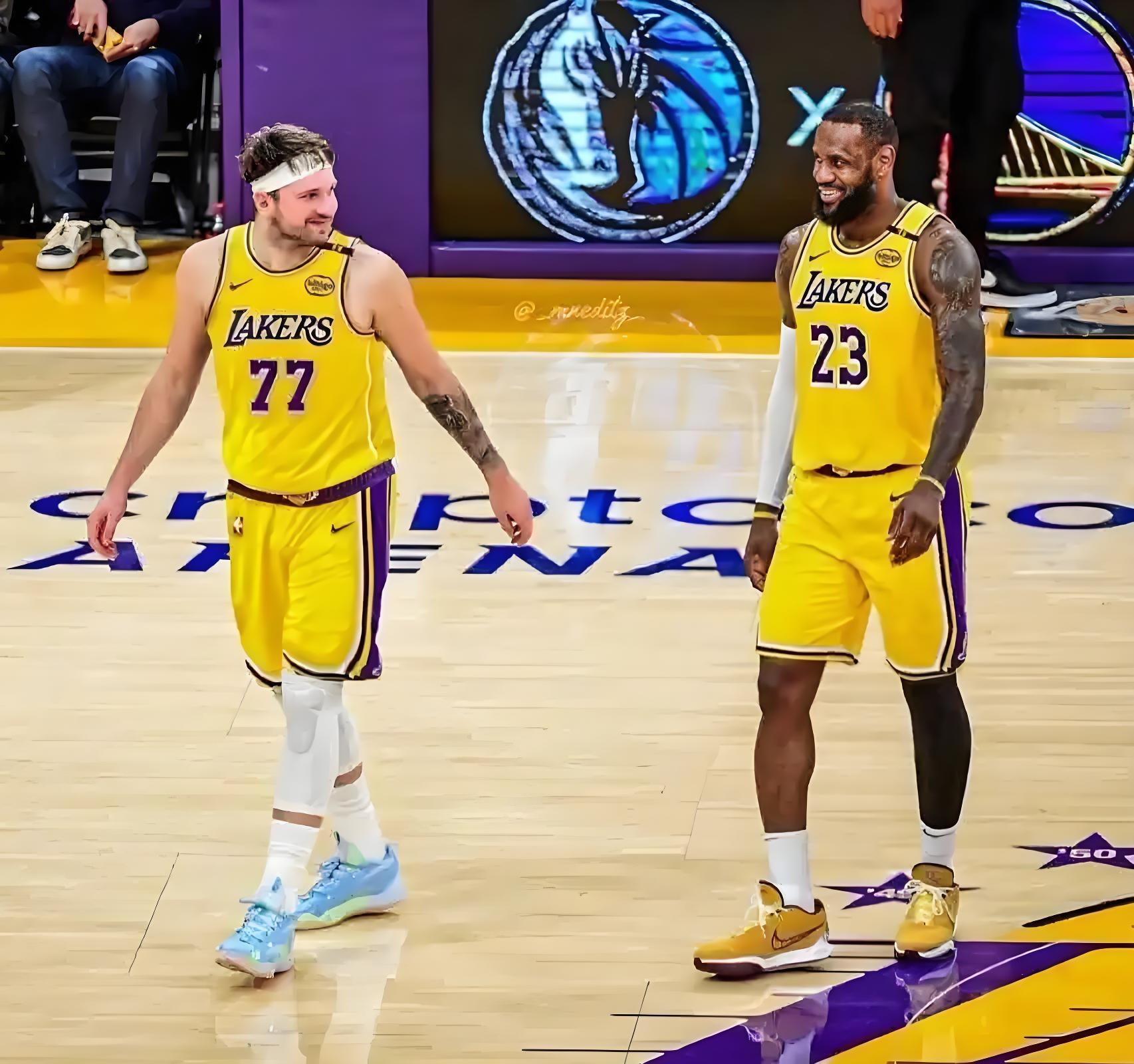 包含洛杉矶湖人迎NBA季后赛关键赛；今晚篮板制胜；赛场秩序良好；阵容厚度经受考验的词条