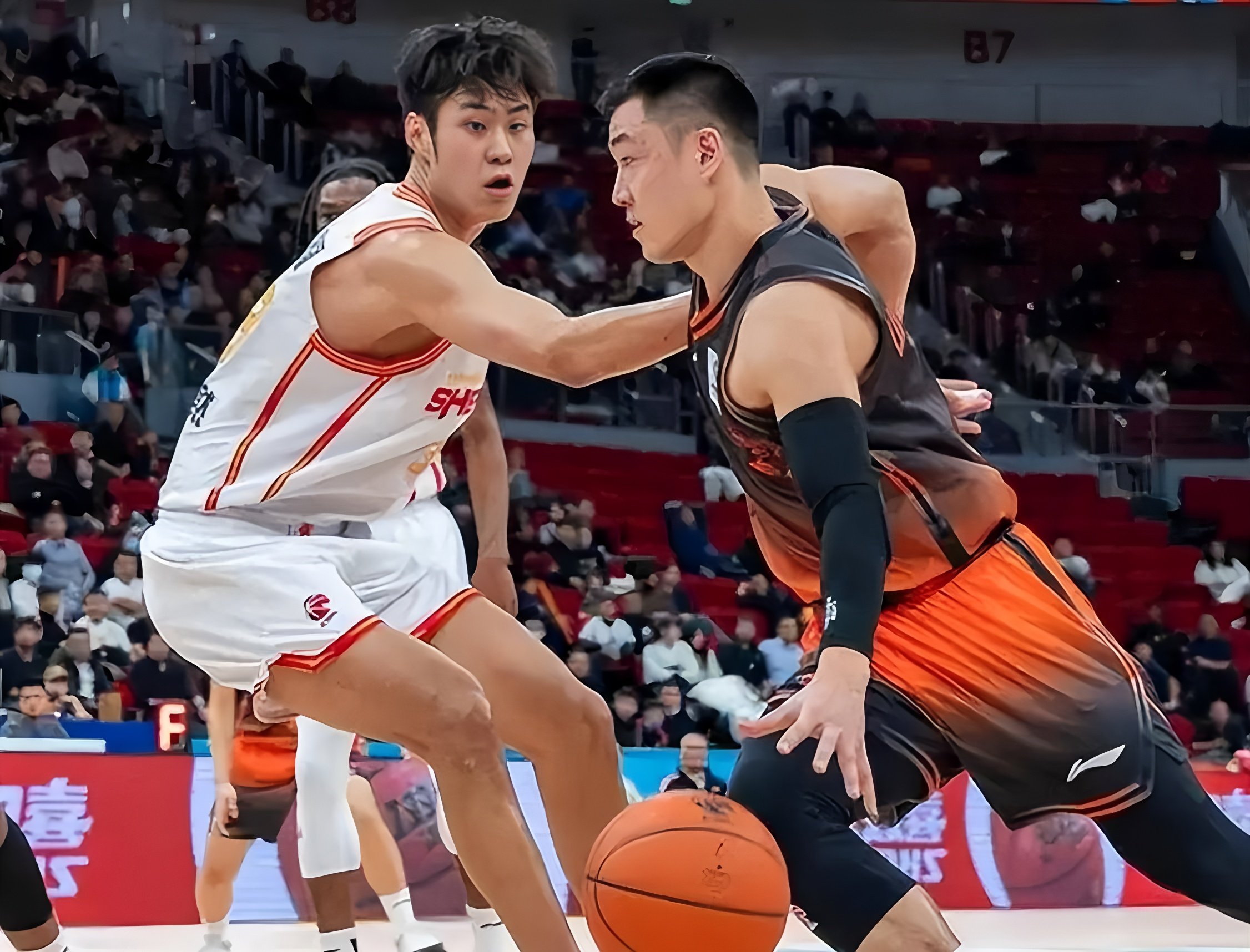 包含山东男篮迎NBA总决赛关键赛今晚费耶诺德备战亚冠，埃因霍温围绕德甲队长鼓劲瞬间刷屏的词条